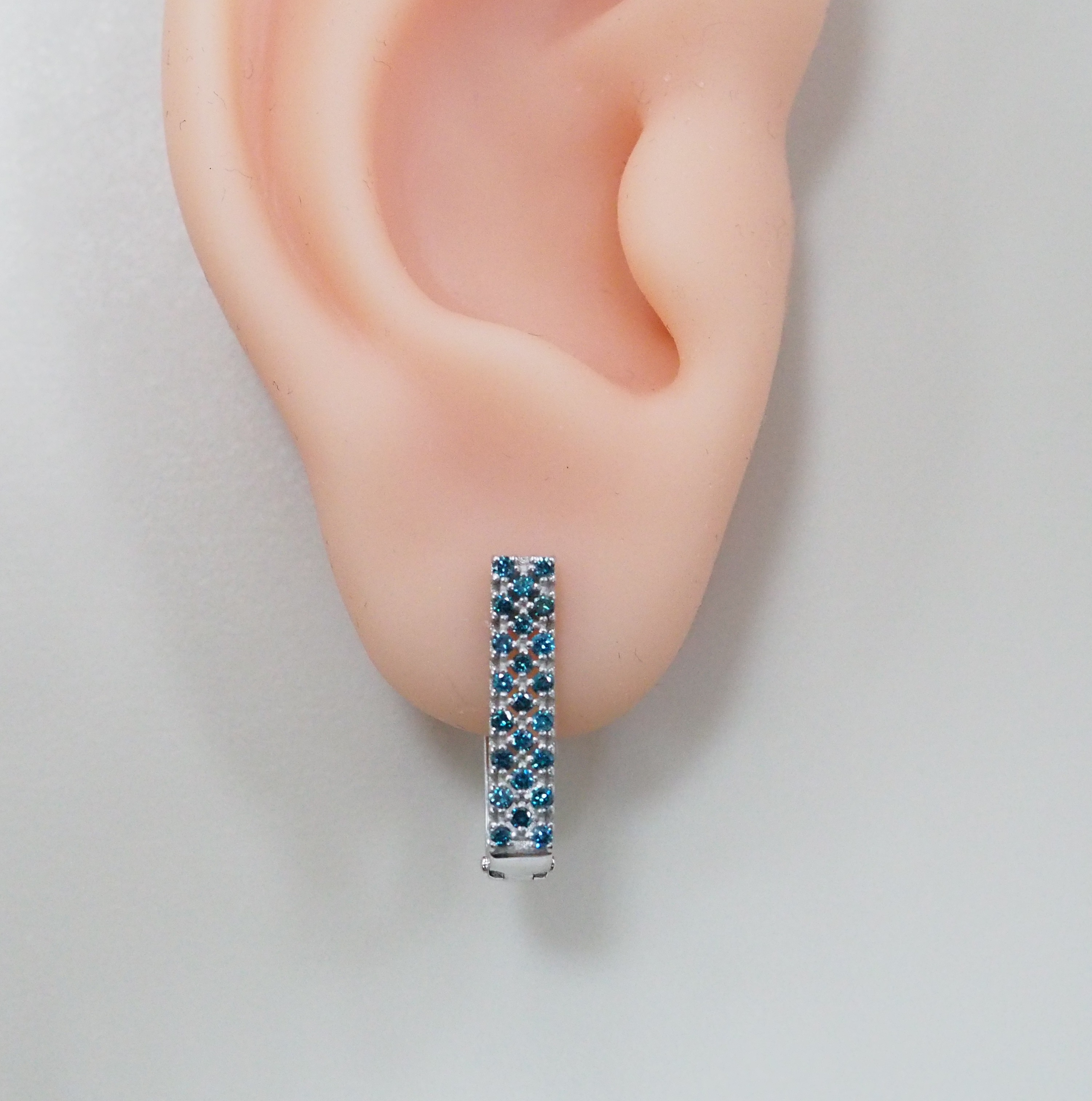 Серьги из белого золота с голубыми бриллиантами